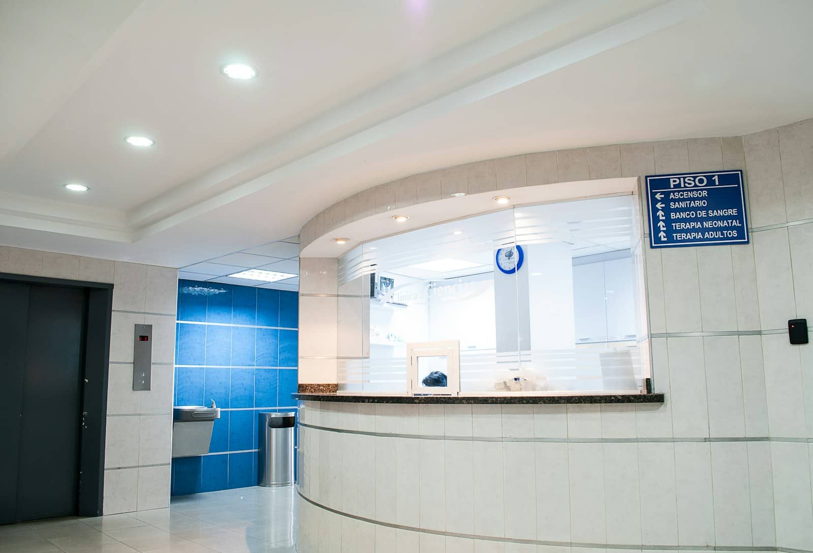 Aydınlık klinik karşılama alanı — Yalova Merkez muayenehanesi